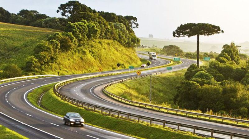 Bolsonaro assina decreto que prevê modernização de rodovias federais