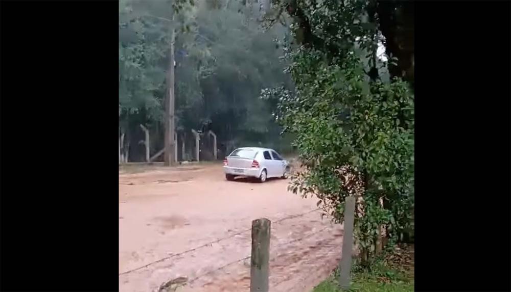Chuva forte fez corredeira na Av. Nossa Senhora das Brotas