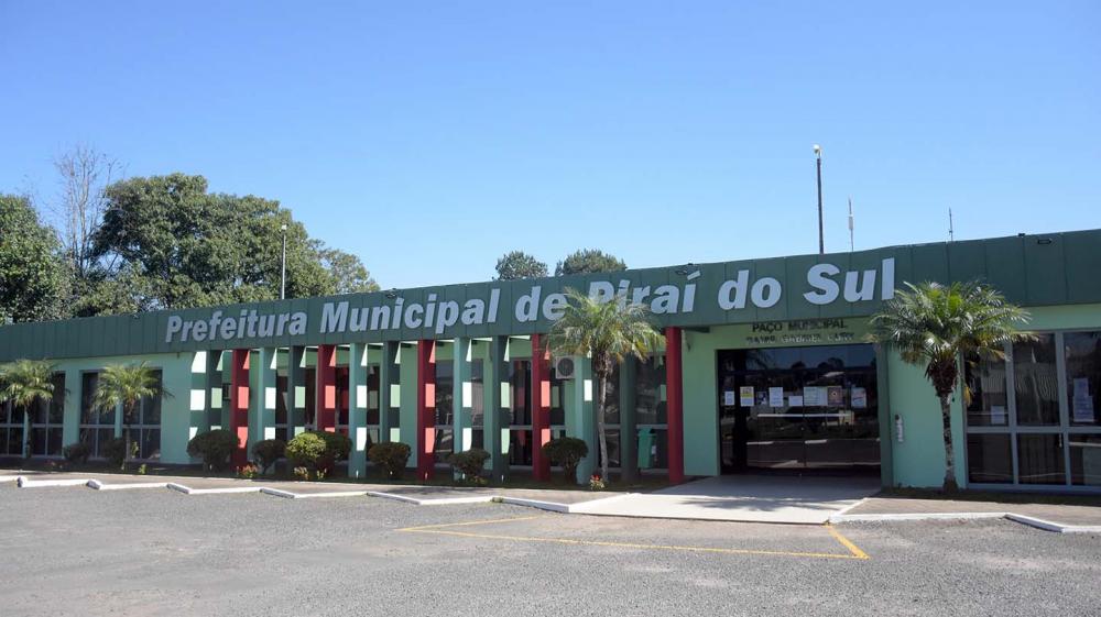Prefeitura de Piraí do Sul faz pintura no Paço Municipal e no Terminal Rodoviário.
