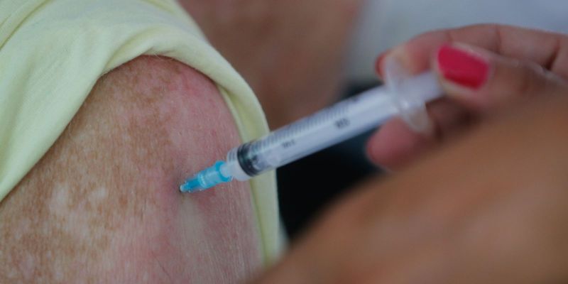 Média de mortes diárias por covid-19 cai 23,8% em um mês no país