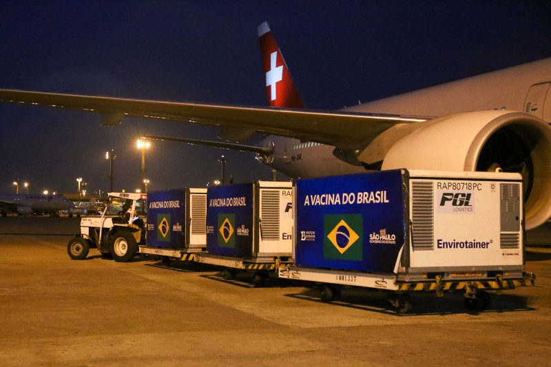SP recebe matéria-prima para fabricação de 8 milhões de doses da vacina do Butantan