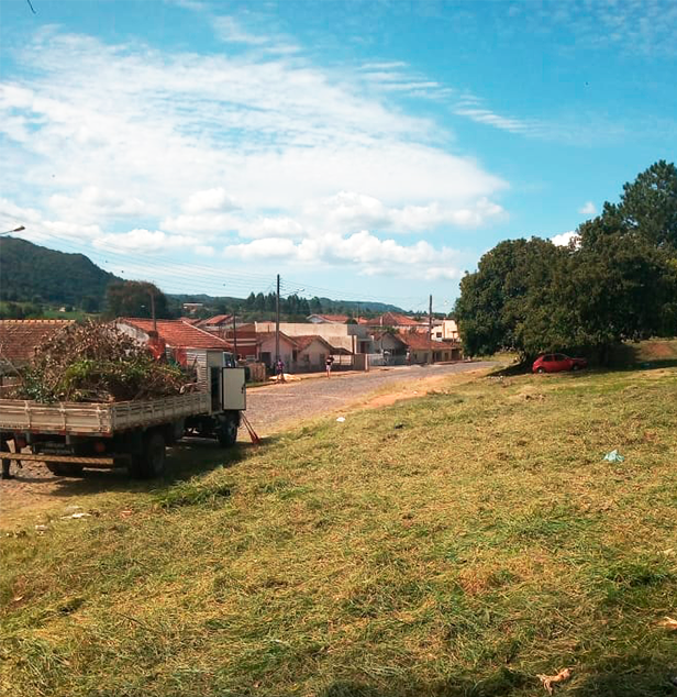 Prefeitura de Piraí do Sul faz roçada em áreas públicas da cidade