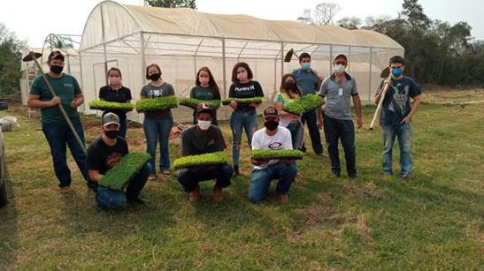 Etec de Itapetininga doa alimentos de horta solidária a hospital