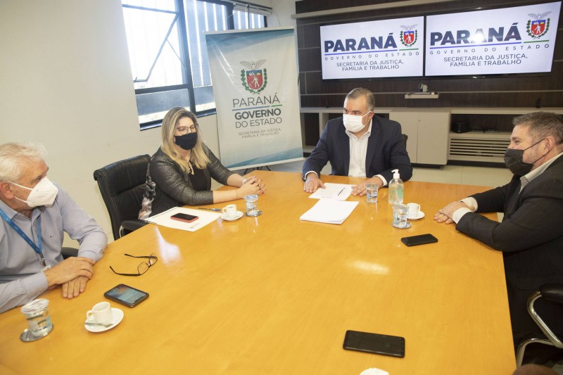 Jovens da socioeducação terão carteira de trabalho física para facilitar acesso ao mercado