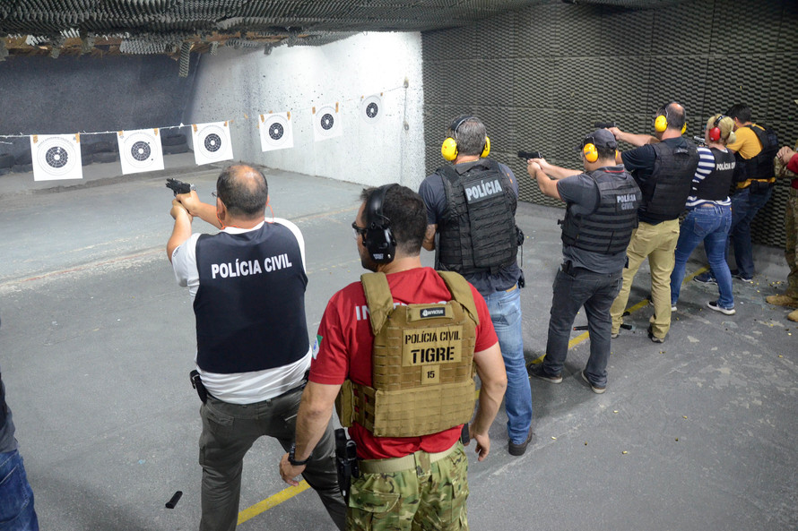 Polícia Civil promove cursos de atualização de armamento e tiro em Curitiba e no Interior