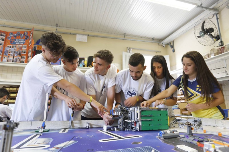 Com educação financeira, robótica e novas plataformas, Paraná moderniza ensino público