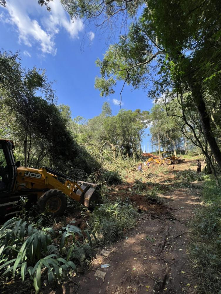 A prefeitura de Piraí do Sul inicia a abertura da rua para acesso ao Bairro Colina Santa Marcelina