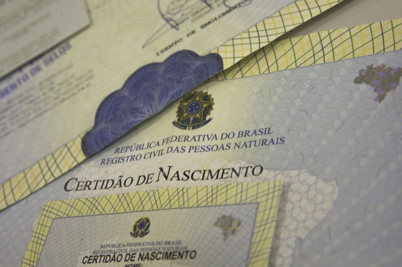 Campanha busca alterar certidões de nascimento com pai ausente