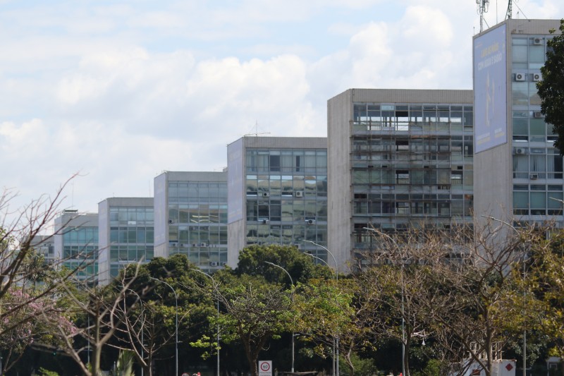 Governo substitui ministros que pretendem se candidatar nas eleições