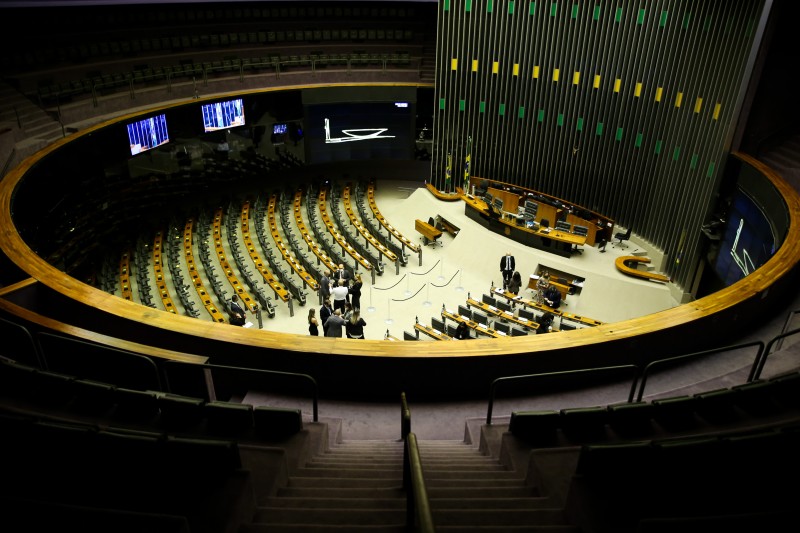 Deputados têm até hoje para trocar de partido sem perder mandato