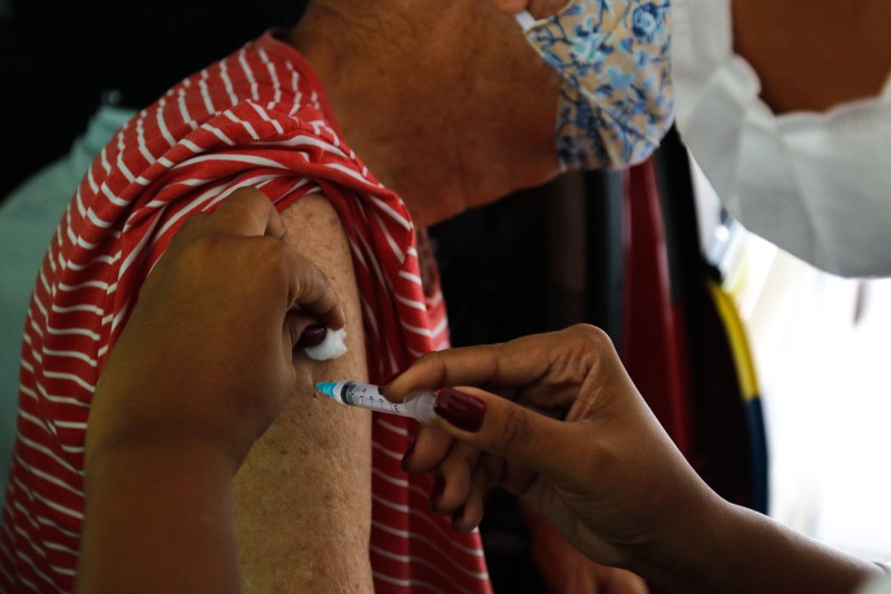 Rio anuncia segunda dose de reforço para covid-19 para todos idosos