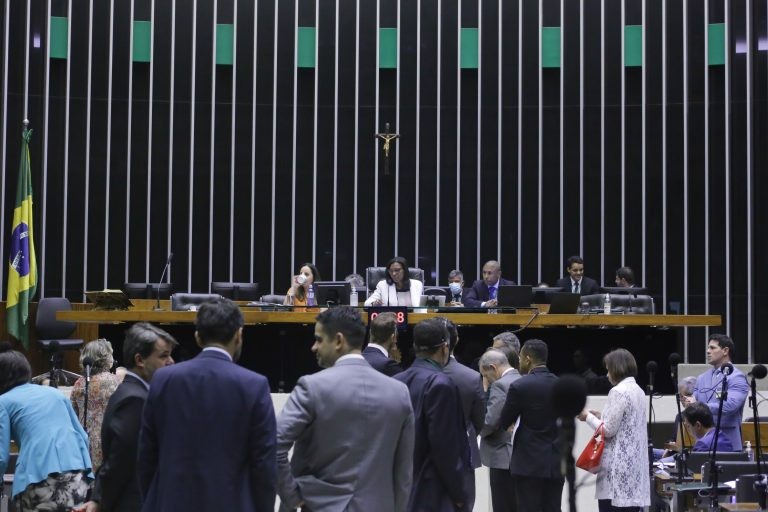 Câmara pode votar medida provisória que cria benefício extra para Auxílio Brasil