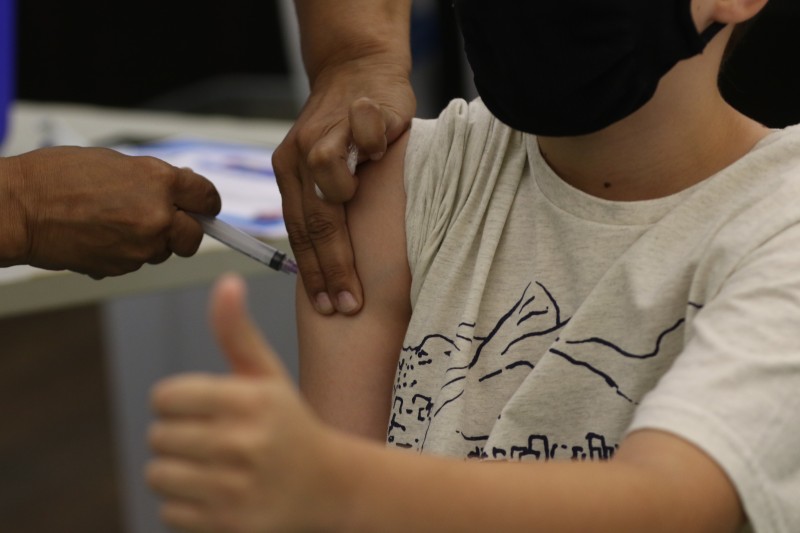 Covid-19: Rio aplica segunda dose de reforço em idosos com 70 anos