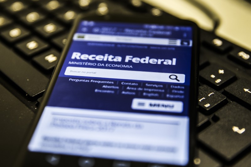 Receita paga hoje lote residual de restituição do IRPF
