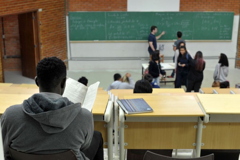 Meninas melhoram desempenho em matemática e se igualam a meninos