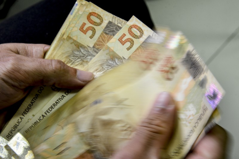 Segurados com NIS finais 3 e 8 recebem primeira parcela do 13º