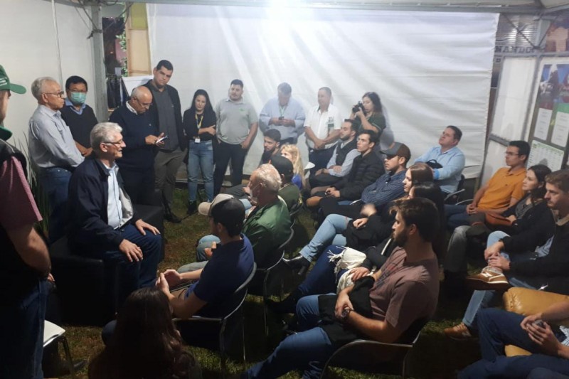 Secretário da Agricultura apresenta cenário do futuro para jovens agricultores da Expoingá