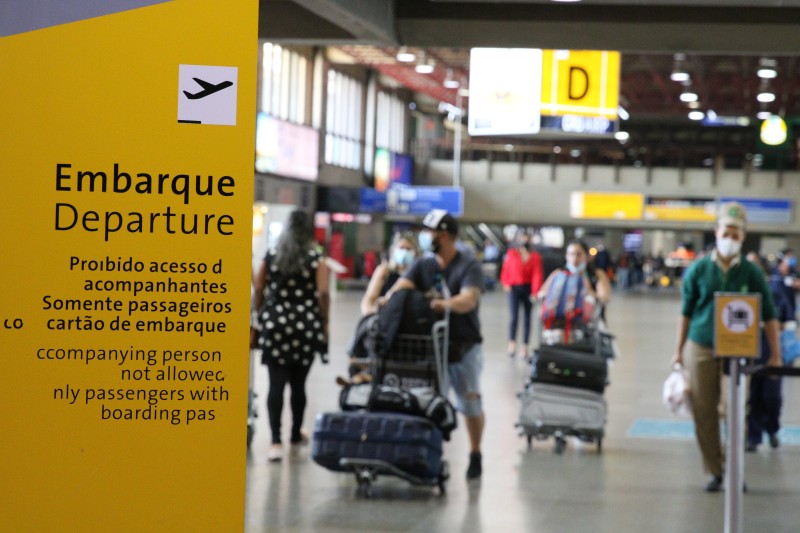 Serviço de bordo em voos nacionais começa a ser retomado neste domingo