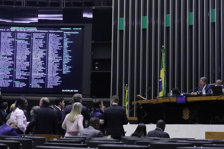 Câmara pode votar projeto que limita alíquotas de tributos sobre energia e combustíveis