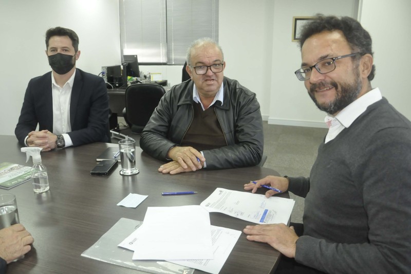 Fomento Paraná e Santana do Itararé firmam parceria para apoiar empreendedores locais