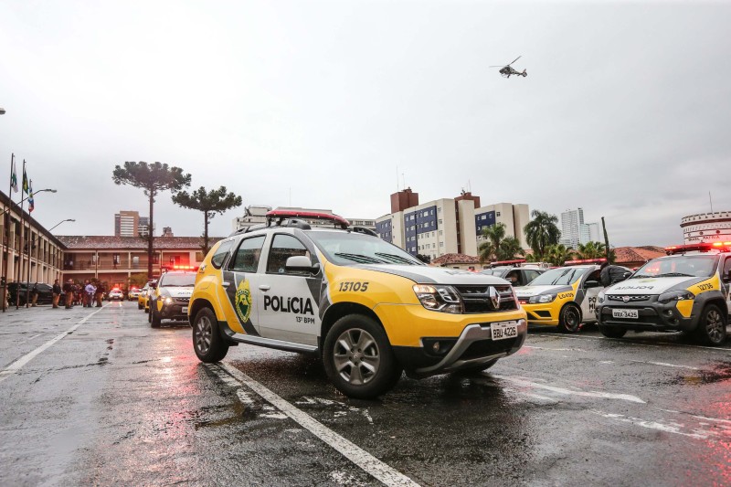 Operação da PM fiscaliza locais com grande concentração de pessoas em Curitiba