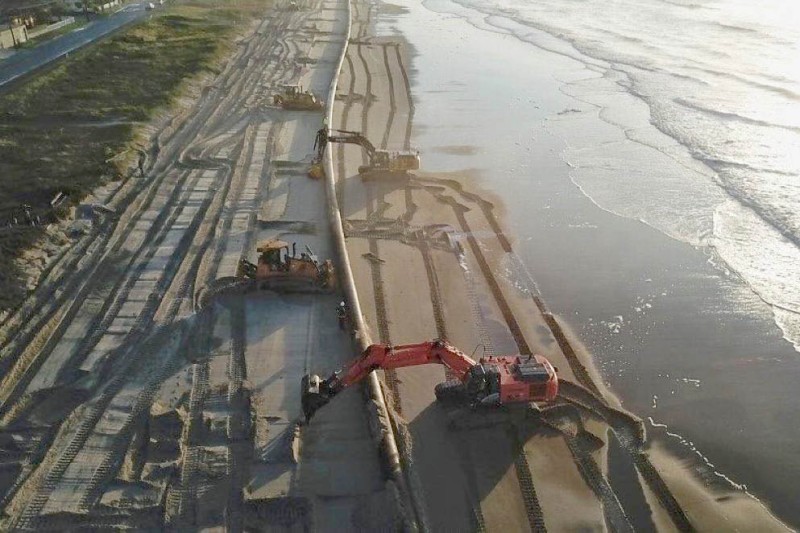 Tubulação de aço para dragagem da praia de Matinhos é transportada para o mar