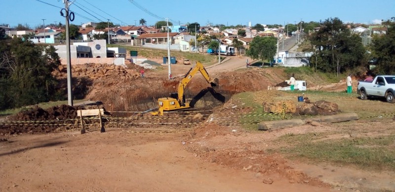 Prefeitura faz obra para recuperar aterro que liga bairros João Edmundo de Carvalho e Cohapar e melhorar segurança dos moradores