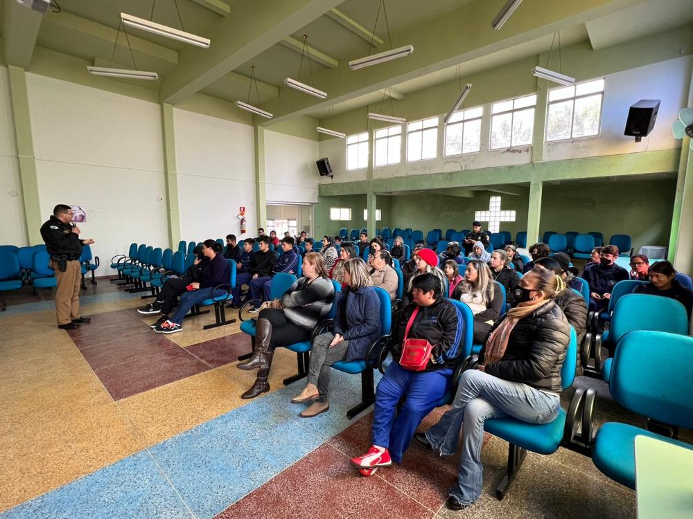 Patrulha Maria da Penha ministra palestra para usuárias do Creas em Piraí do Sul