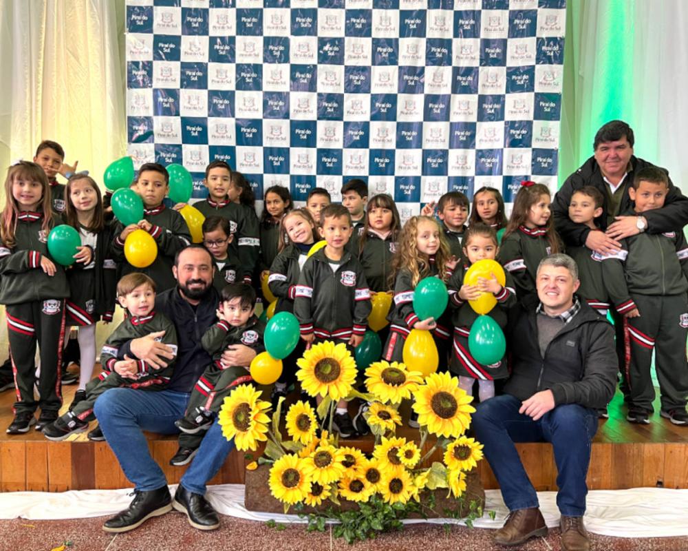 Prefeitura de Piraí do Sul entrega uniformes para alunos da Rede Municipal de Educação 
